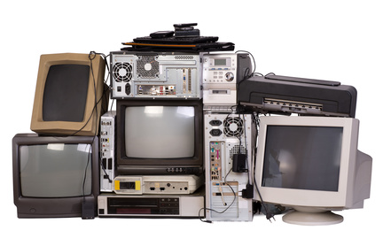 Zdjęcie przedstawia zgromadzony na stosie stary sprzęt elektroniczny