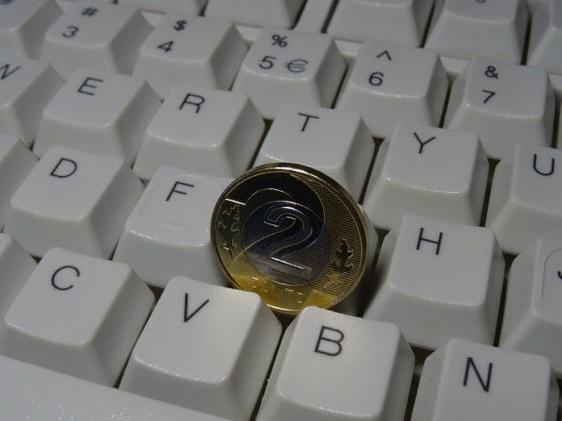zdjęcie przedstawia dwuzłotową monetę leżącą na klawiaturze komputera