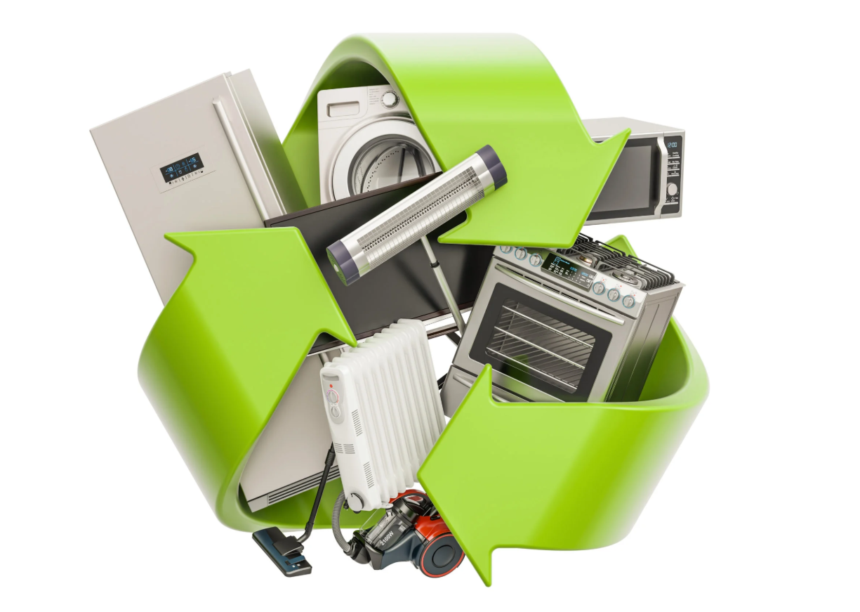 Grafika przedstawia różne urządzenia elektryczne zawinięte w trzy zielone strzałki symbolizujące recycling