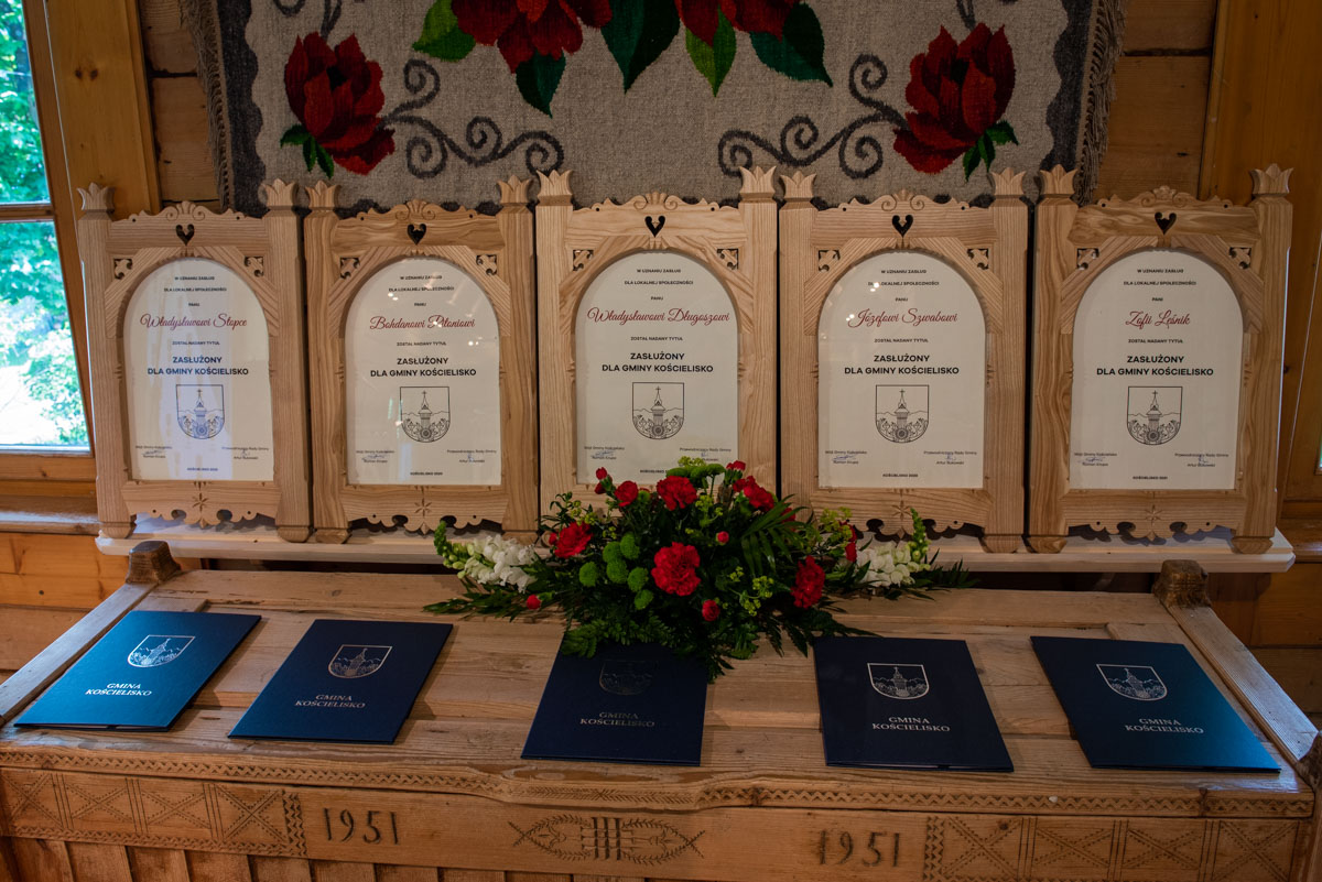 zdjęcie przedstawia dyplomy dla zasłużonych dla gminy