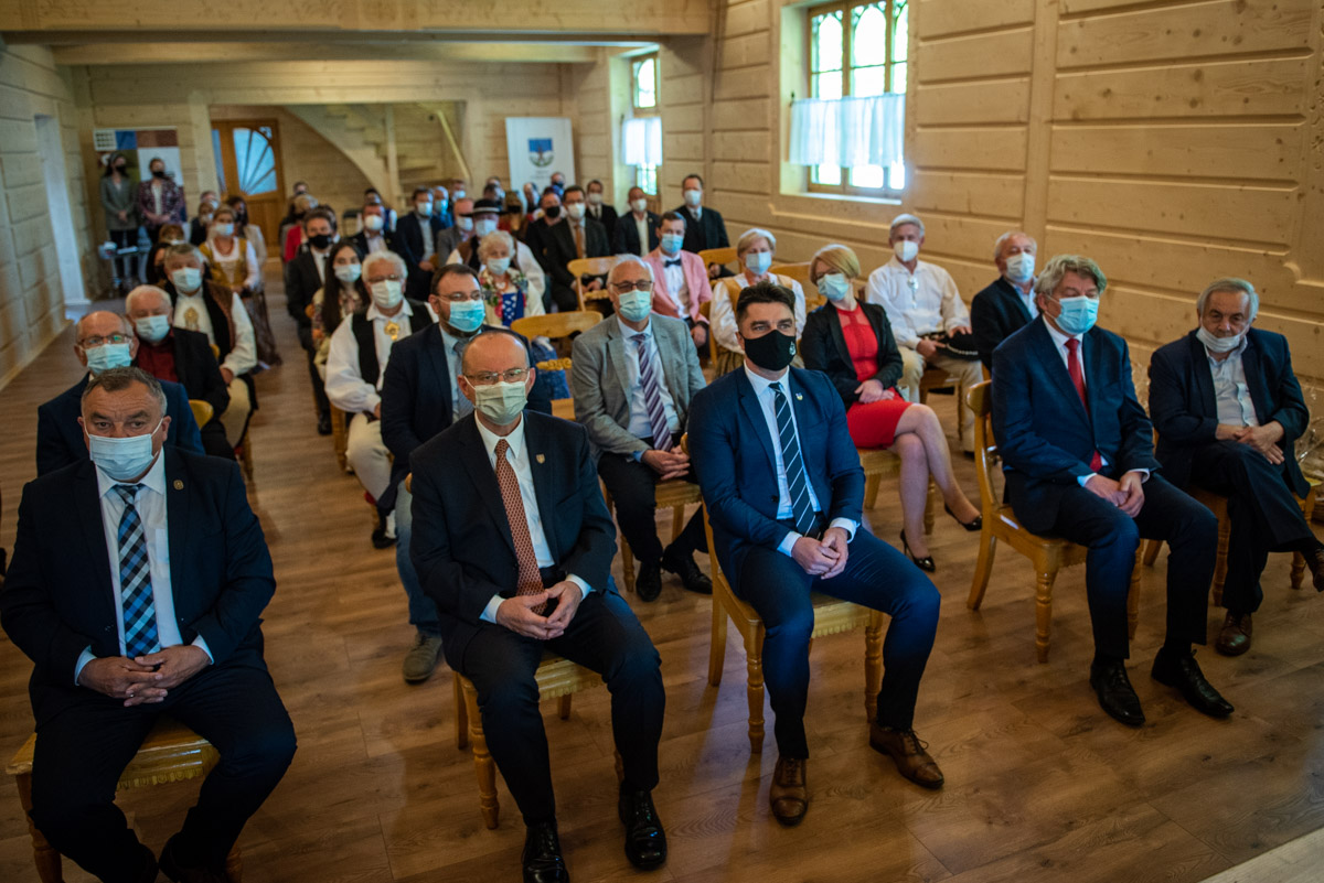 zdjęcie przedstawia gości zgromadzonych na uroczystej sesji w domu ludowym w Kościelisku