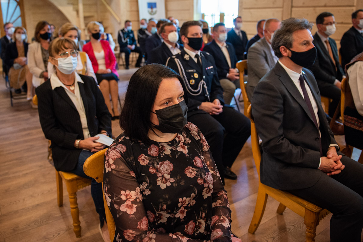 zdjecie przedstawia gości zgromadzonych na uroczystej sesji w domu ludowym w kościelisku