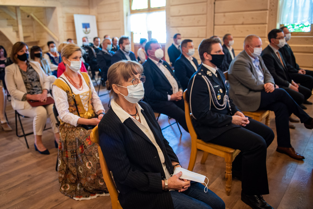 zdjecie przedstawia gości zgromadzonych na uroczystej sesji w domu ludowym w kościelisku