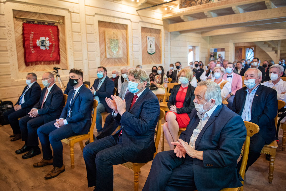 zdjecie przedstawia gości zgromadzonych na uroczystej sesji w domu ludowym w kościelisku