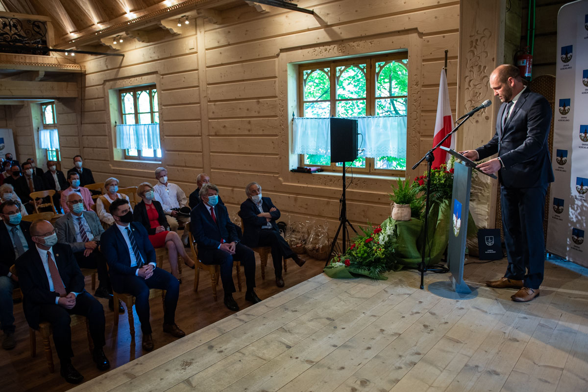 zdjecie przedstawia gości zgromadzonych na uroczystej sesji w domu ludowym w kościelisku