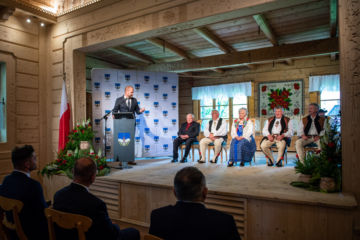 zdjecie przedstawia zgromadzonych na uroczystej sesji w domu ludowym w kościelisku