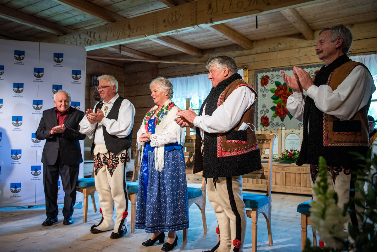 zdjęcie przedstawia laureatów tytułu zasłużony dla gminy