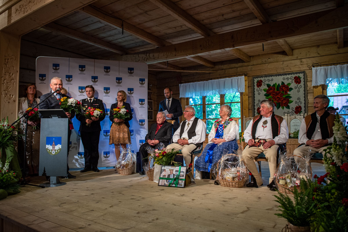 zdjęcie przedstawia dyrektorów jednostek gminy gratulujących laureatom